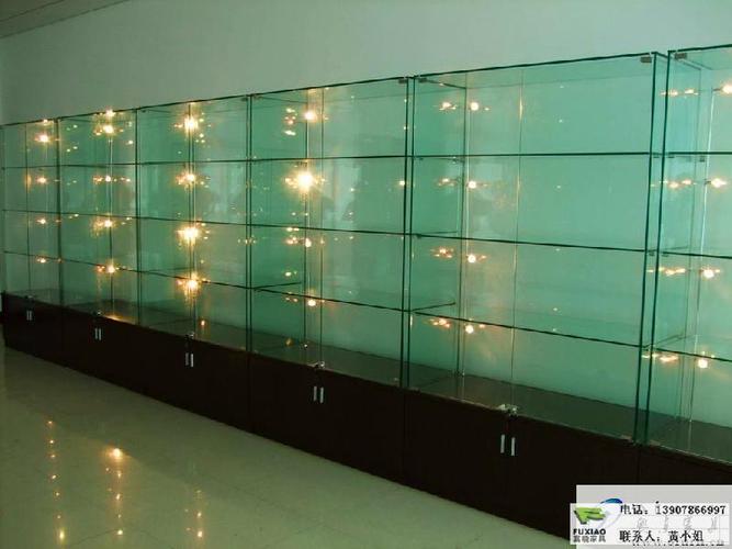 玻璃展示柜玻璃展示柜效果图理发店产品展示柜2